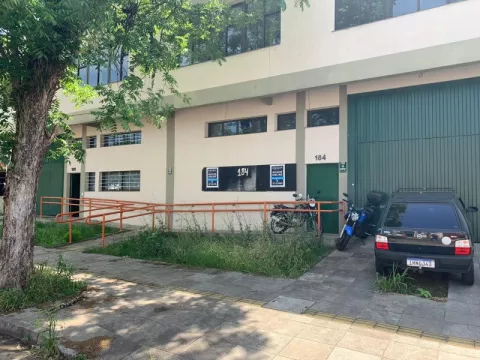 Depósito com 3 banheiros e 430m² para alugar no bairro Anchieta, Porto Alegre