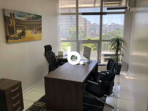 Sala Comercial Reformada de Frente para a Praça Dom Feliciano