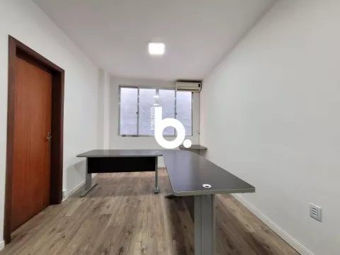 Sala Comercial Reformada e Semi Mobiliada com 22m² no Edifício Veneza – Centro Histórico