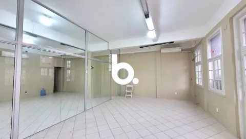 Sala Comercial Reformada de 124 m² para Venda no Centro de Porto Alegre