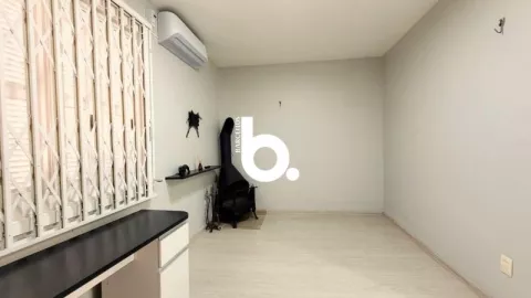 Apartamento Semimobiliado de 1 Dormitório com Lareira e Churrasqueira no Jardim Botânico